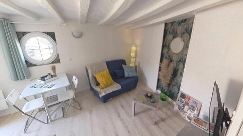 Savigny-en-Veron House | Gîte Aux-Enverons