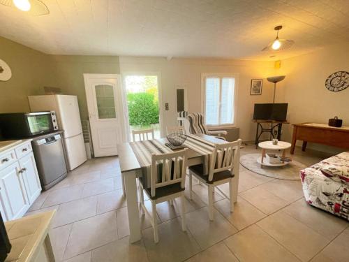 Montbazon House | Gîte charmant à Montbazon avec terrasse, jardin et parking - FR-1-381-599