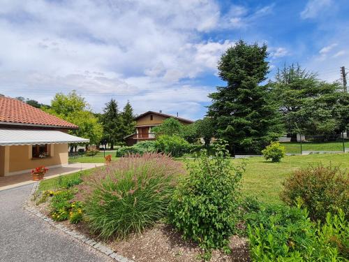 Naives-Rosieres House | Gîte charmant à Naives-Rosières : 4 pers., grand terrain fleuri, proche Bar-le-Duc - FR-1-585-51