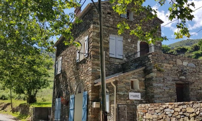 Matra Apartment | Gîte de 4 Personnes Dans une Maison en Pierre de Pays