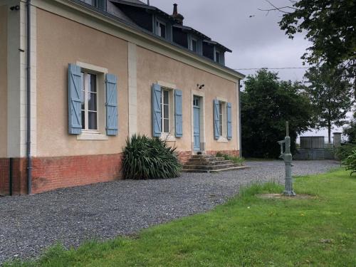 Ecommoy House | Gîte de charme au Mans, 4 chambres, grand jardin, terrasse, Wi-Fi, proche commerces - FR-1-410-318