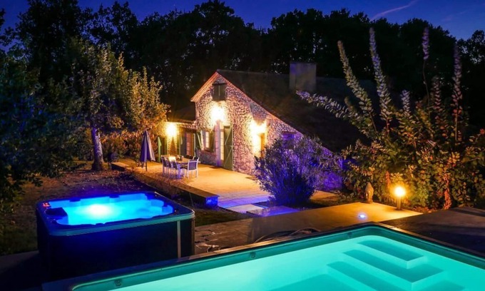 Monsaguel House | Gîte de la Truffière, heated swimming pool and jacuzzi