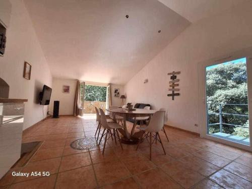 Saint-Quentin-la-Poterie Apartment | Gîte du chêne vert 5 personnes