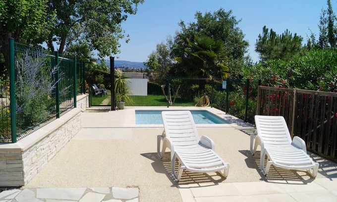 Saint-Etienne-de-Fontbellon Cottage | Gîte La Magnanerie 4 pers. au Domaine de L'Amourie wifi swimming pool.