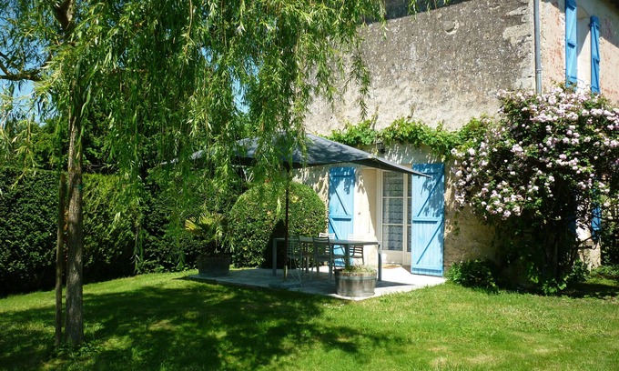 Frontenay-Rohan-Rohan House | Gîte Le Logis de Faugerit In the Marais Poitevin, quiet, flowery, green site