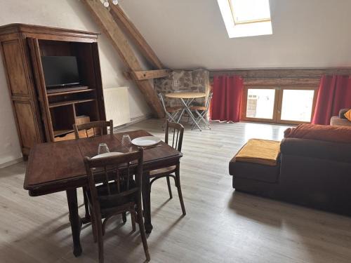 Saint-Bonnet-de-Four House | Gîte Rouge paisible à la ferme, animaux acceptés, wifi inclus - FR-1-489-559
