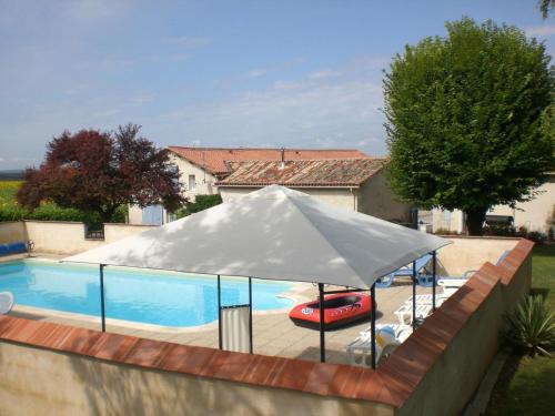 Angeduc House | Gîte rustique en Charente avec piscine et WiFi - FR-1-653-272