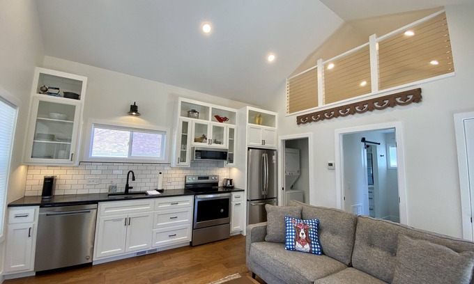 Cody House | G.F. Wiard Cottage, recently built, pet friendly/fully fenced yard, walking distance to downtown!