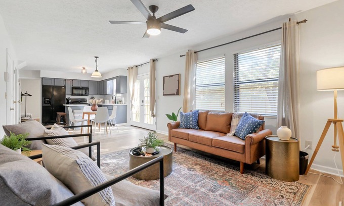 Columbus House | Gahanna Dreaming - 5Br 2 Ba INTEL