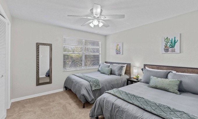 Gainesville Apartment | Gainesville Nook Room, Family-Friendly Townhouse with Reading Book + Bike