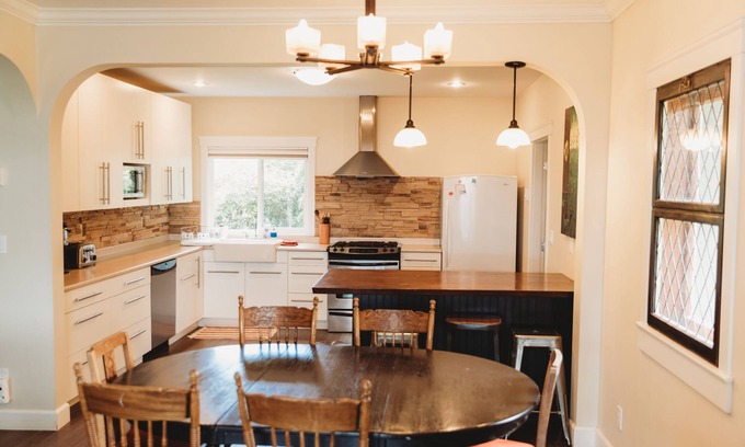 Vernon House | Gala House with views overlooking lakes and Vernon in North Okanagan