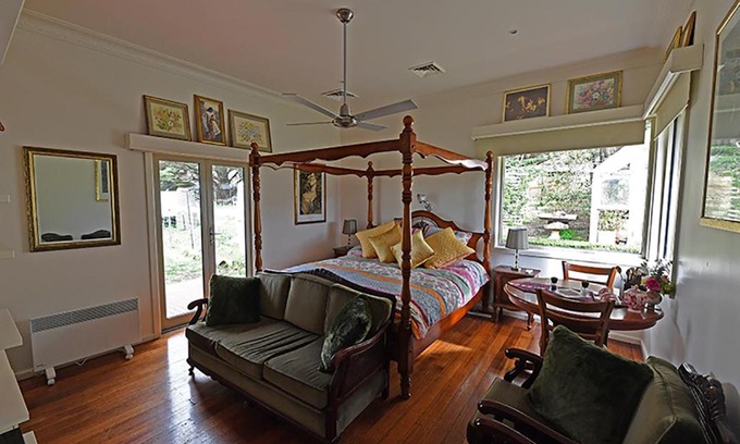 Limonite Bed & Breakfast | Galahad's Animal Sanctuary B&B