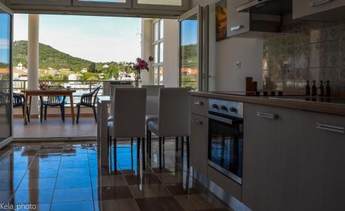 Iz Apartment | Galeb