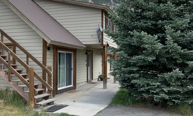 Big Sky Apartment | Gallatin River Access- 15 minutes from skiing Big Sky