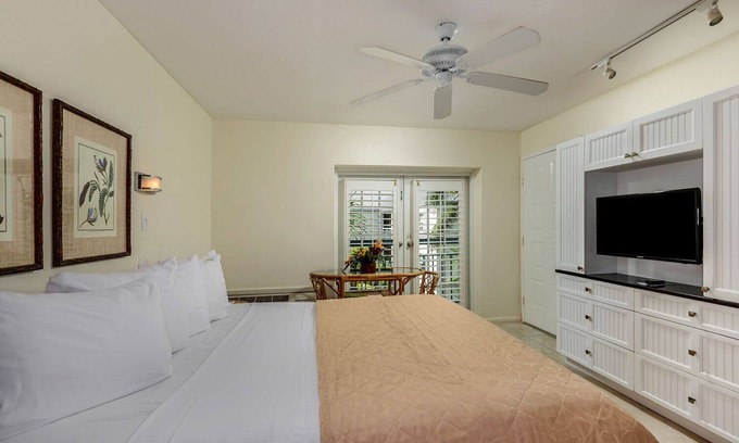 Historic Seaport Apartment | Galleon Resort Efficiency in the old town