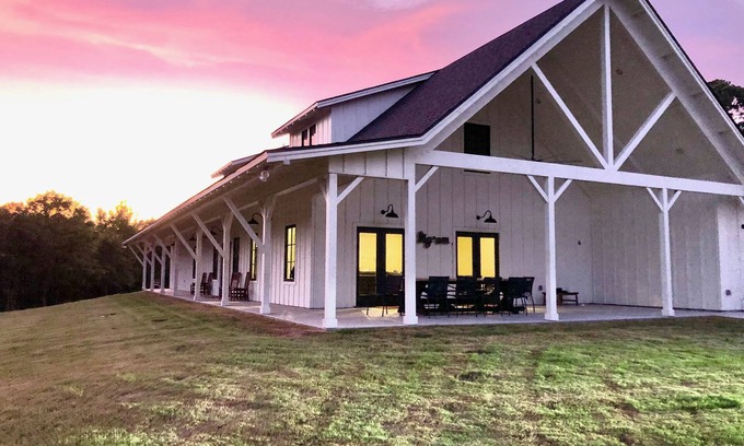 College Station House | Game Day/Large Group Rental on Beautiful 30 acre Property. 7.5 Miles from TAMU