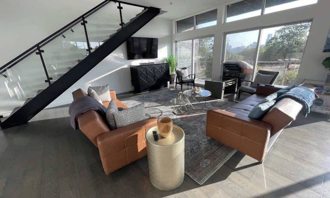 Central East Austin Apartment | Game Day Penthouse Steps from UT Sports