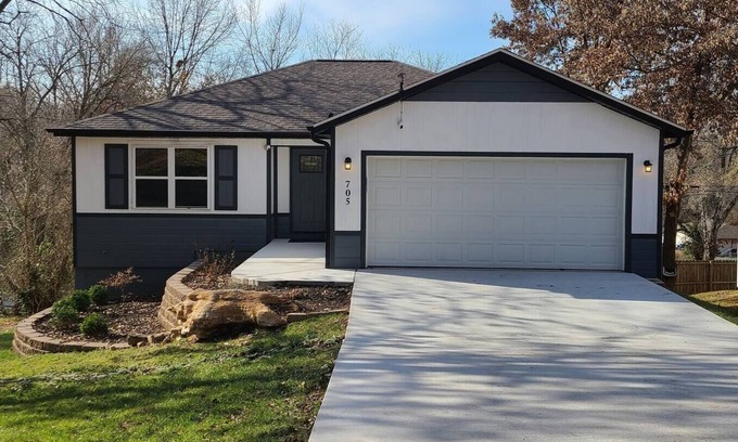 Ozark House | Game Room/Big TVs King Beds -4 Min to Finley Farms