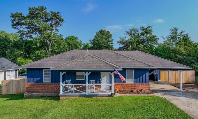 Northport House | Gameday Cottage - Book Now For Football!