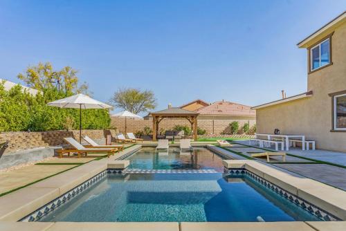 Terra Lago Villa | GAMEROOM, King Beds, Movie Projector, Heated Saltwater Pool, Golf and Games!