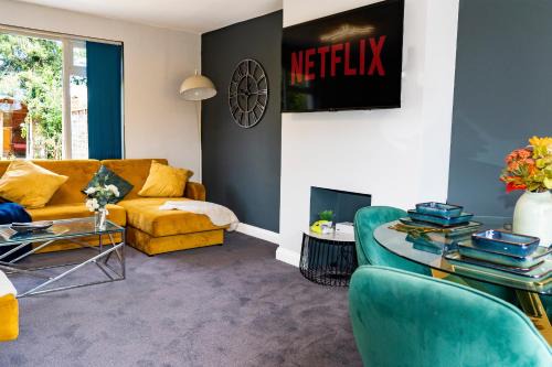Bristol House | Games Room free Parking House