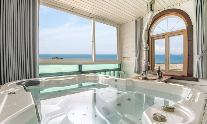 Ganghwa House | Ganghwa Nakjogaboineun spa Pension