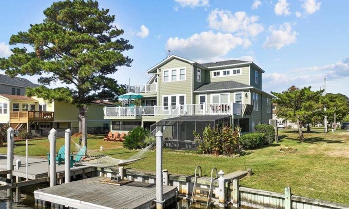 Colington Harbour House | Garber Harbor in Colington Harbor Waterfront Canal Hot Tub Jimmy Buffett Bar
