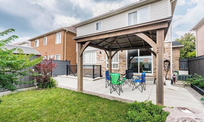 Brampton Apartment | Garden 2 Bedroom Apartment - Free Parking/Wifi/Laundry/Workstation