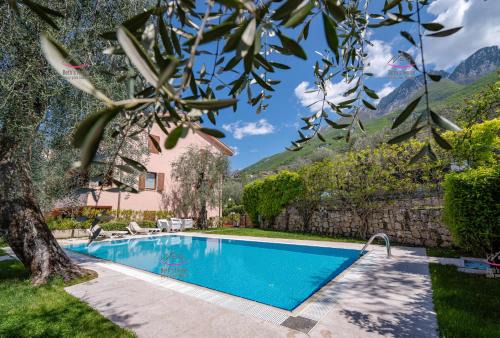 Assenza Apartment | Garden Beth's House