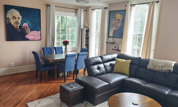 Faubourg Delassize Apartment | Garden District apartment 1/2 block from parade route/historic St Charles Ave