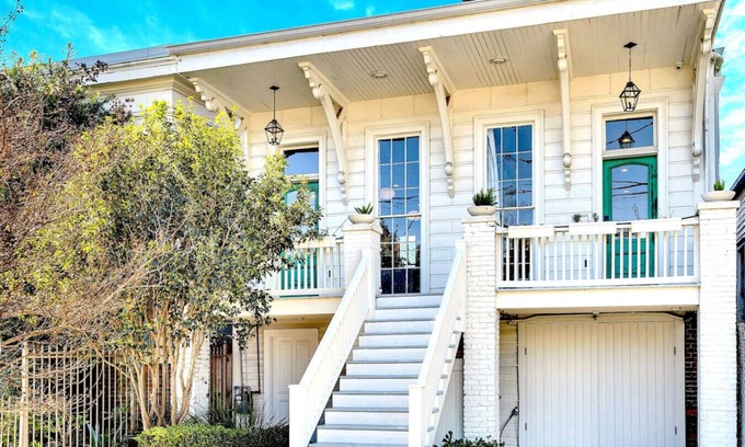 Lower Garden District House | Garden District Gem - Walk to Magazine Street!