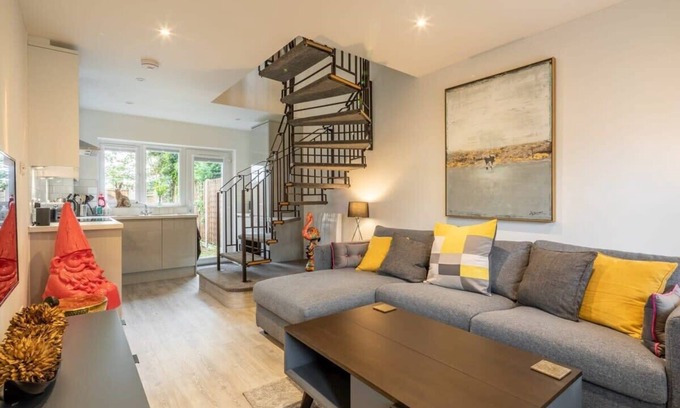 Cambridge Apartment | Garden Flat - 2 Mins To Station - Free Parking