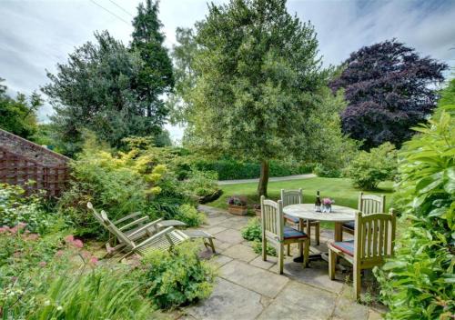 Sandwich House | Garden Flat