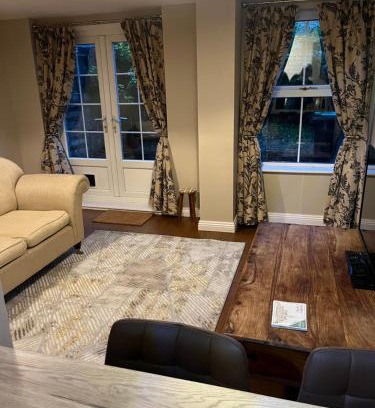 Salisbury Apartment | Garden Flat near train station