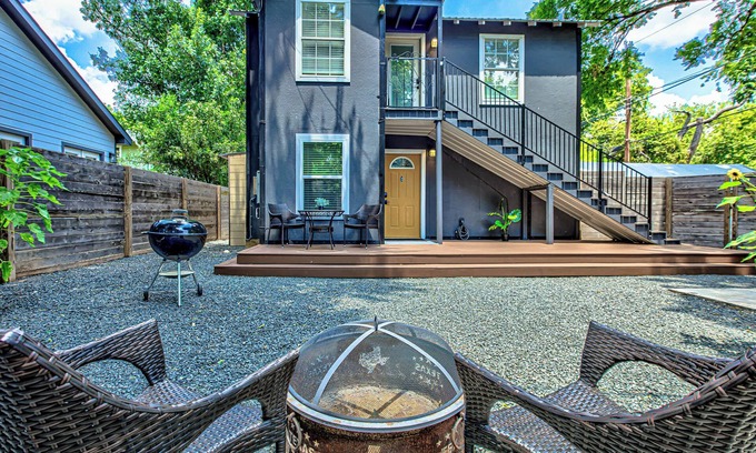 East Cesar Chavez House | Garden Home | Walkable to East Austin Eateries