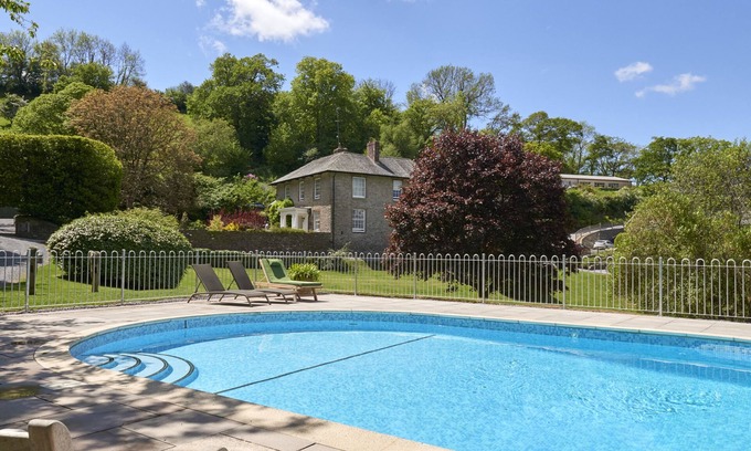 Totnes Cottage | GARDEN HOUSE, family friendly, with pool in Cornworthy