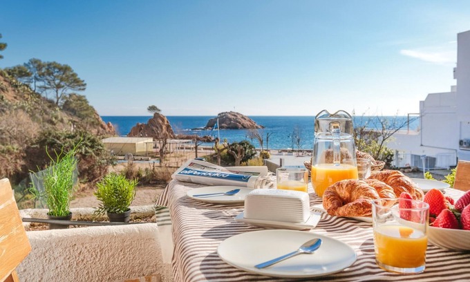 Tossa de Mar Apartment | GARDEN HOUSE IN FRONT OF THE BEACH