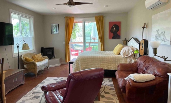 Middletown Cottage | Garden house with gas fireplace