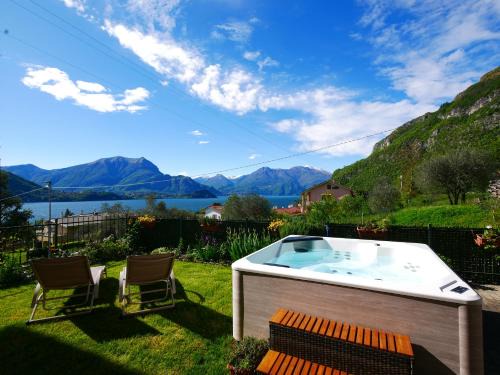 Lierna Apartment | Garden Jacuzzi Lake View