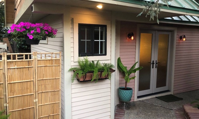Central Davis Cottage | Garden Retreat! Central Davis