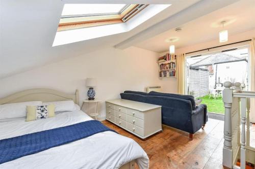 Winchester Apartment | Garden room, central Winchester
