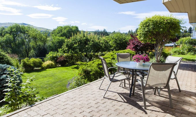 Vernon House | Garden Suite walk 5 minutes to Kalamalka Beach
