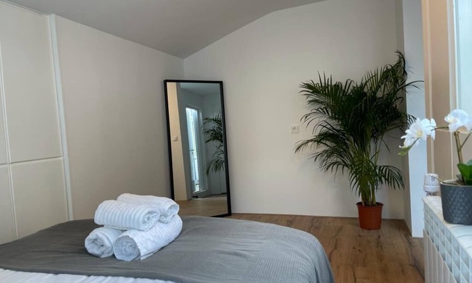 Delft Apartment | Garden View Prins Room