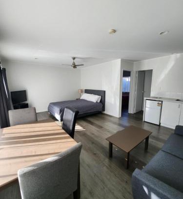 Hamilton North Hotel | Gardena Court Motel