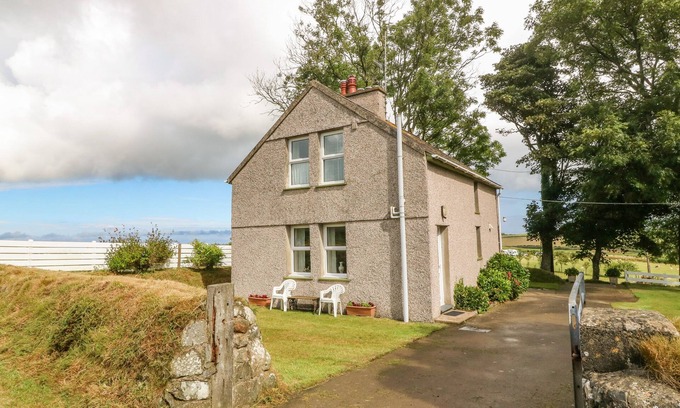 Garn Fadryn Cottage | GARREG LWYD FARM, pet friendly, character holiday cottage in Nefyn