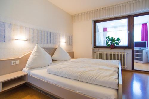 Opfingen Hotel | Gasthaus Pension Löwen