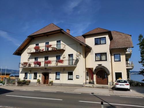 Weyregg am Attersee Hotel | Gasthof mit Seeterasse & Appartements Zur Landeroith