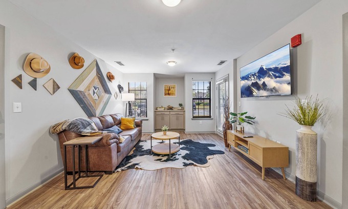 Huntsville Apartment | Gate 9 3 mins-Shop 3 minutes. UAH 5 minutes- Perfect for a Mid term Traveler.