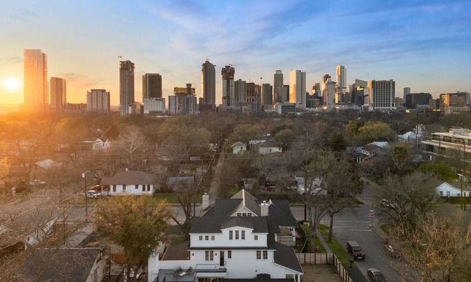 East Cesar Chavez House | Gated 5 Bedroom | Walkable to East Austin