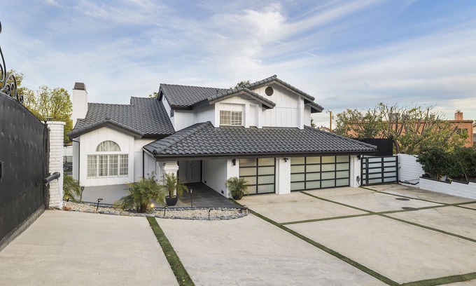 Chatsworth House | Gated Luxurious Modern Hills Oasis Estate POOL/SPA